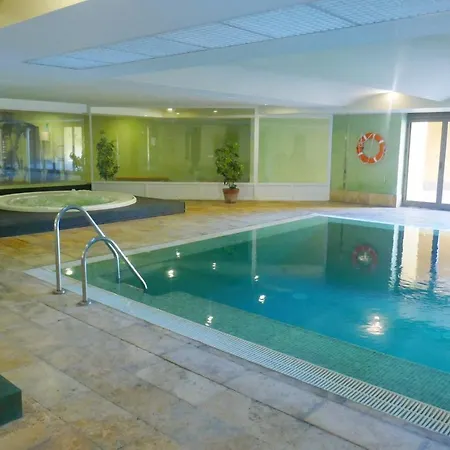 Salinas. For 4. Terrace/parking/pools/gym/4mins