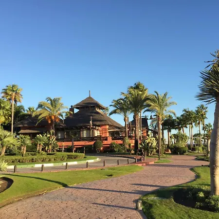 Salinas. For 4. Terrace/parking/pools/gym/4mins Estepona