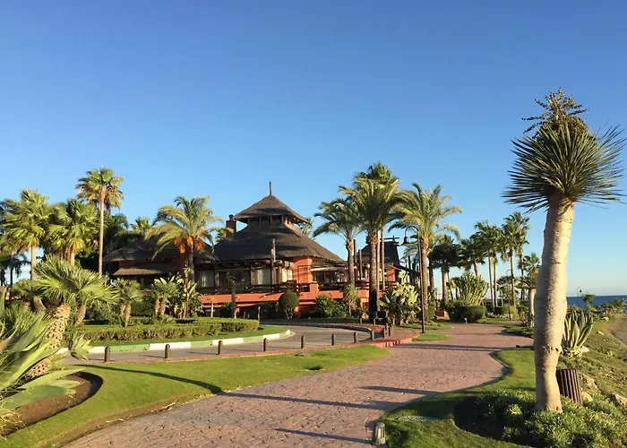 Salinas. For 4. Terrace/parking/pools/gym/4mins Estepona