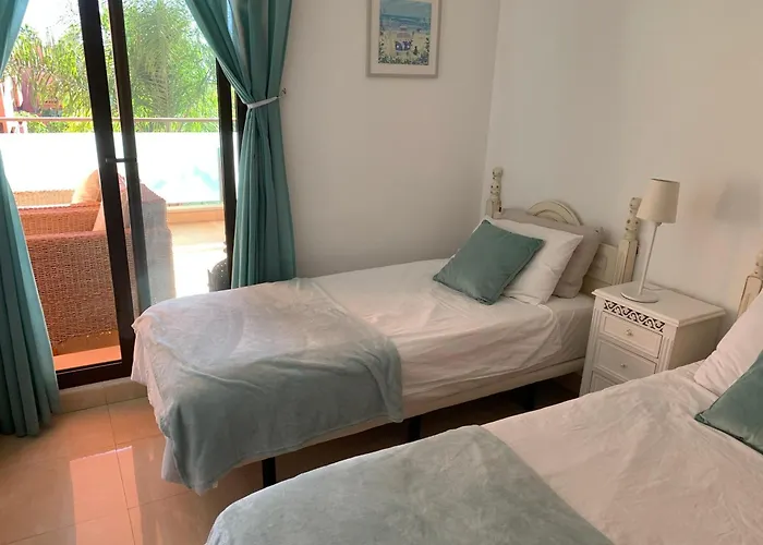 Lägenhet Salinas. For 4. Terrace/parking/pools/gym/4mins Estepona
