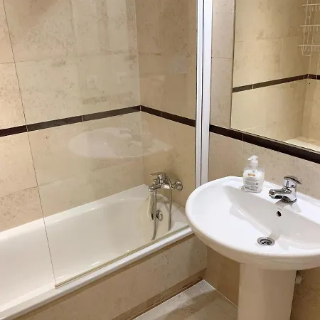 Salinas. For 4. Terrace/parking/pools/gym/4mins شقة إِستيبونا